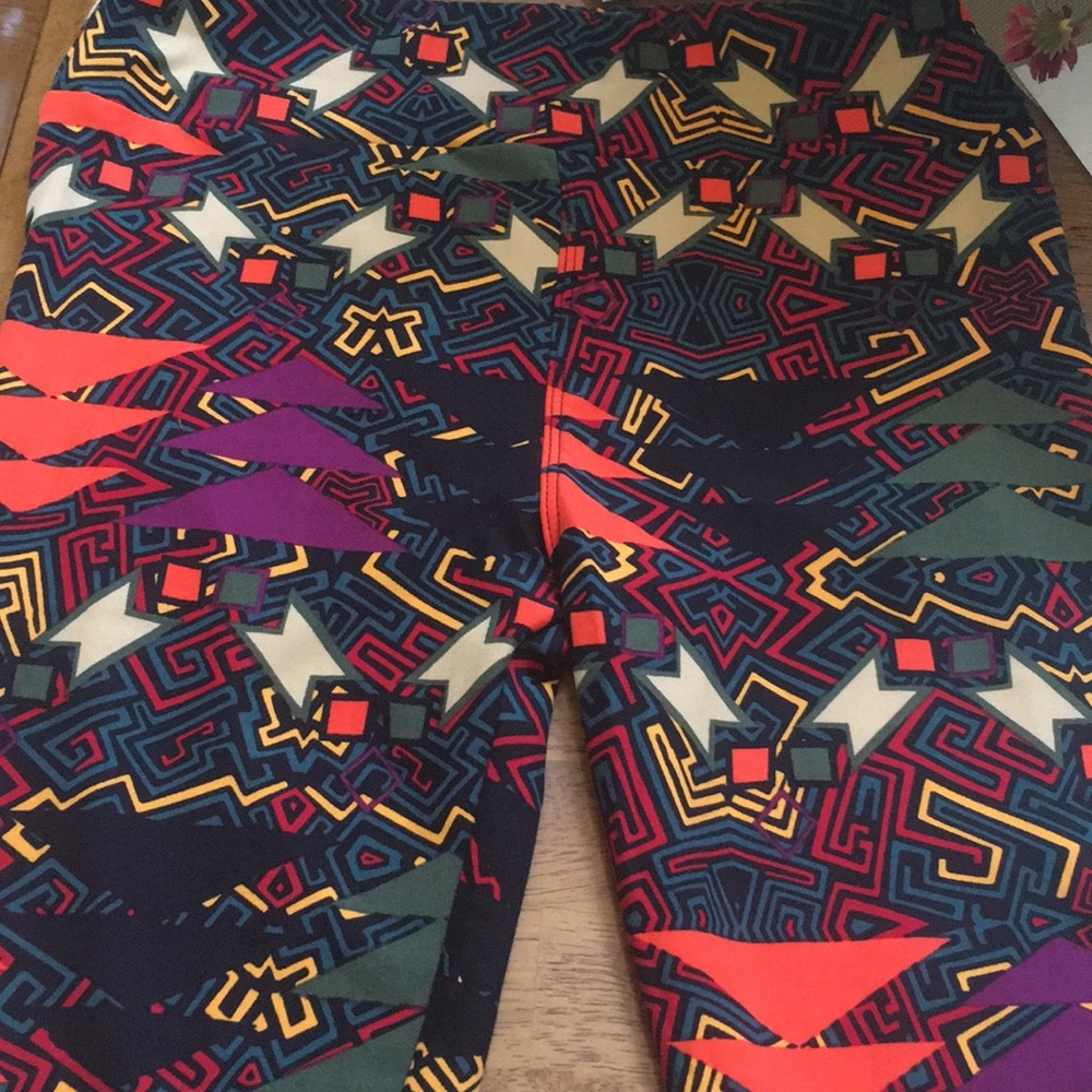 💕 BEAUTIFUL NWOT LULAROE ONE SIZE LEGGINGS 💕